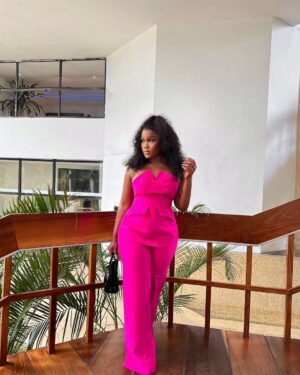 Cynthia Nwadiora Instagram - Easy mode..😉
•
•
•
Hair : @cassie_hair 
Outfit: @nelowoman.rtw 
📸: @brown_of_lagos