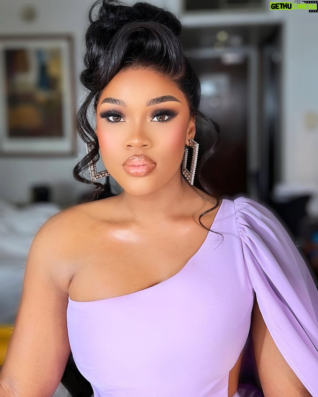Cynthia Nwadiora - 117.9K Likes - Small ghosting, una don dey get palpitations 😏😋
•
•
•
Hair: @cassie_hair
Makeup: @bare2beauty
Outfit: @nelowoman.rtw @nelo.woman
Hairstyling : @daves_classik