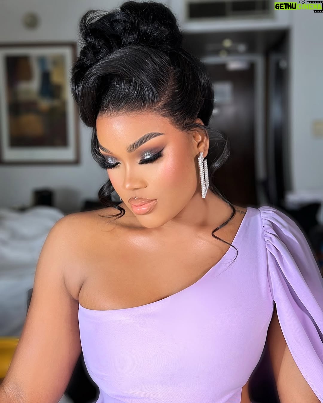 Cynthia Nwadiora - 117.9K Likes - Small ghosting, una don dey get palpitations 😏😋
•
•
•
Hair: @cassie_hair
Makeup: @bare2beauty
Outfit: @nelowoman.rtw @nelo.woman
Hairstyling : @daves_classik