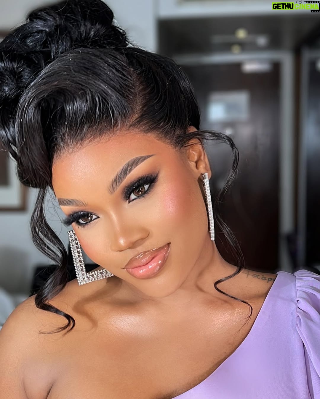 Cynthia Nwadiora - 117.9K Likes - Small ghosting, una don dey get palpitations 😏😋
•
•
•
Hair: @cassie_hair
Makeup: @bare2beauty
Outfit: @nelowoman.rtw @nelo.woman
Hairstyling : @daves_classik