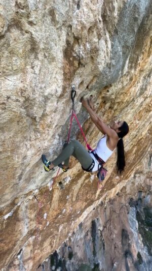 Daila Ojeda Instagram - Motivation is back… shape is still in progress. Figuring out the moves in a new proyectito. ✨

📹 @liese_lotte_p ✨Thanks! 

@blackdiamond @scarpa_world @scarpaspain @zion_climbing @classenmartin