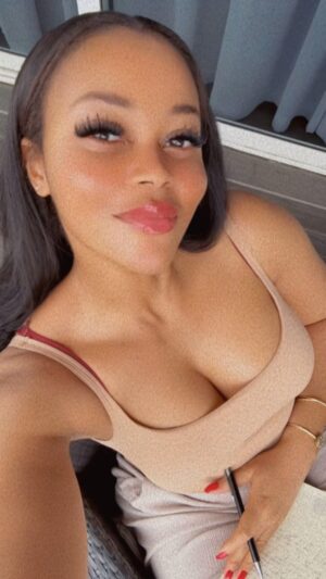 Damilola Adegbite Instagram - Missed you 🥰 

I want to make new friends ☺️ What’s your name, what do you do and if you’d like to be my friend, why? ☺️