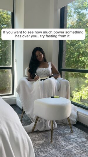 Damilola Adegbite Instagram - Take a moment to reflect: What has more control over your day than it should? Start small and see how it feels to step away from it for just 24 hrs.

Comment “❤️” if you’ll challenge yourself to break a habit this week 💪

#selfcontrolchallenge #discipline #mindovermatter #fasting #selfawareness #mindfulliving