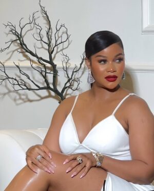 Damilola Adegbite Instagram - Merry Christmas Everyone ❤️🌹

Face beat - @bibyonce