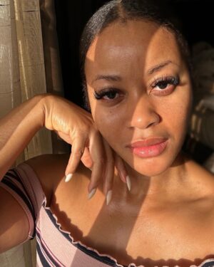 Damilola Adegbite Instagram - Sun kissed morning 🌹

#nofilter