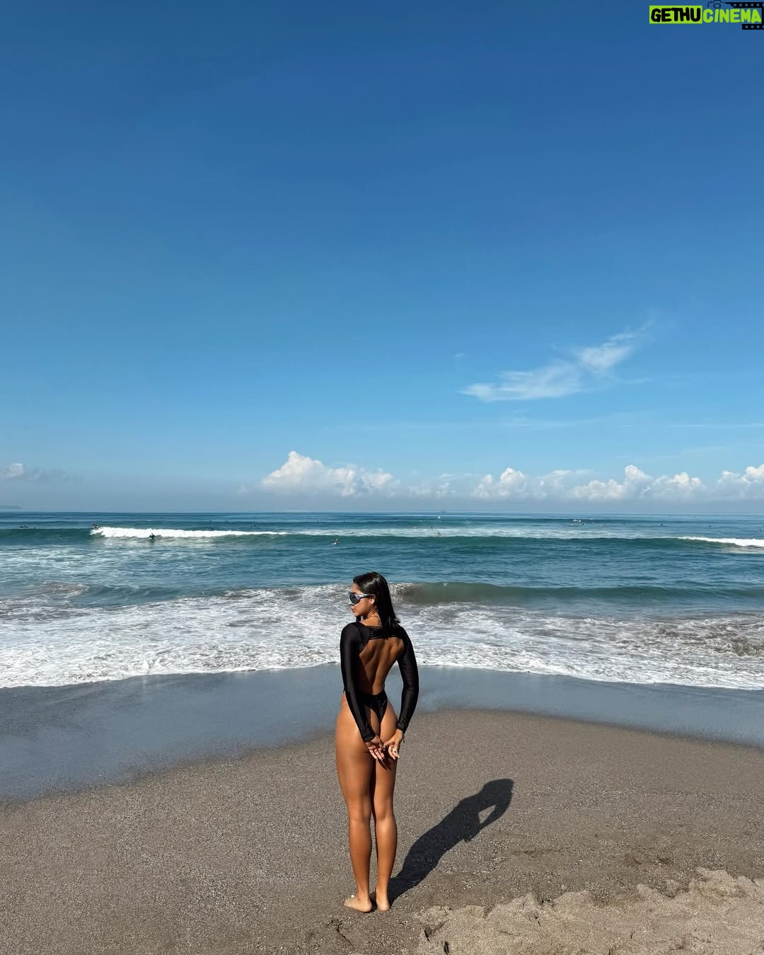 Daniela Antury - 38.3K Likes - Oigannnn!! No les parece que el proceso del gym uno tiene tantas etapassss 😅 primero lo haces por verte bien , luego sentirte bien , después se vuelve un estilo de vida y llega el momento de frustración , donde hasta comparaciones y referentes buscas desde el desespero… pero uff si algo les digo es que desde que solté ese montón de pensamientos agobiantes y mi relación con la comida se volvió divertida , mi vitalidad y salud está 🔝🥰✨🫀 les empezaré a dejar ideas de comidas ricasssss y saludables 🤭