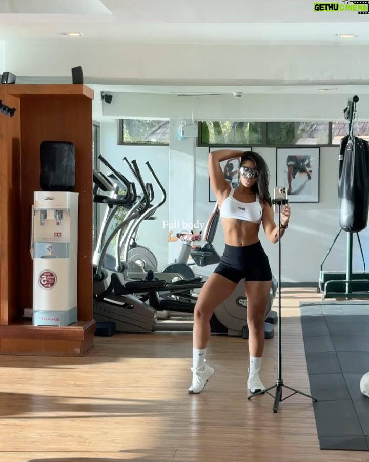 Daniela Antury - 38.3K Likes - Oigannnn!! No les parece que el proceso del gym uno tiene tantas etapassss 😅 primero lo haces por verte bien , luego sentirte bien , después se vuelve un estilo de vida y llega el momento de frustración , donde hasta comparaciones y referentes buscas desde el desespero… pero uff si algo les digo es que desde que solté ese montón de pensamientos agobiantes y mi relación con la comida se volvió divertida , mi vitalidad y salud está 🔝🥰✨🫀 les empezaré a dejar ideas de comidas ricasssss y saludables 🤭