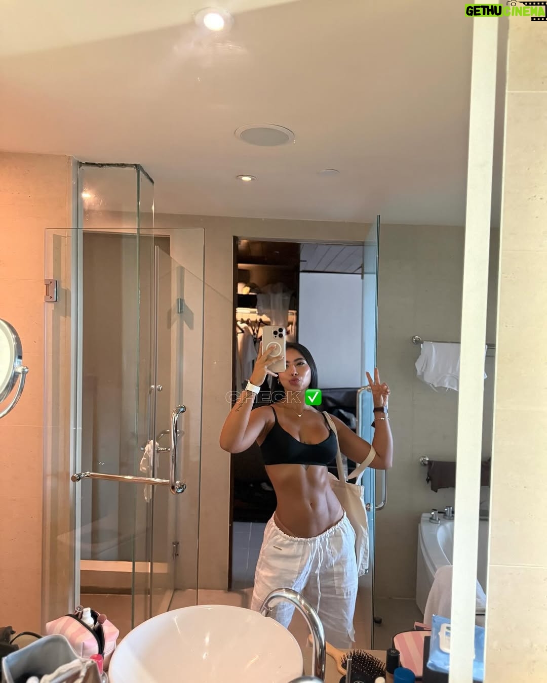Daniela Antury - 38.3K Likes - Oigannnn!! No les parece que el proceso del gym uno tiene tantas etapassss 😅 primero lo haces por verte bien , luego sentirte bien , después se vuelve un estilo de vida y llega el momento de frustración , donde hasta comparaciones y referentes buscas desde el desespero… pero uff si algo les digo es que desde que solté ese montón de pensamientos agobiantes y mi relación con la comida se volvió divertida , mi vitalidad y salud está 🔝🥰✨🫀 les empezaré a dejar ideas de comidas ricasssss y saludables 🤭