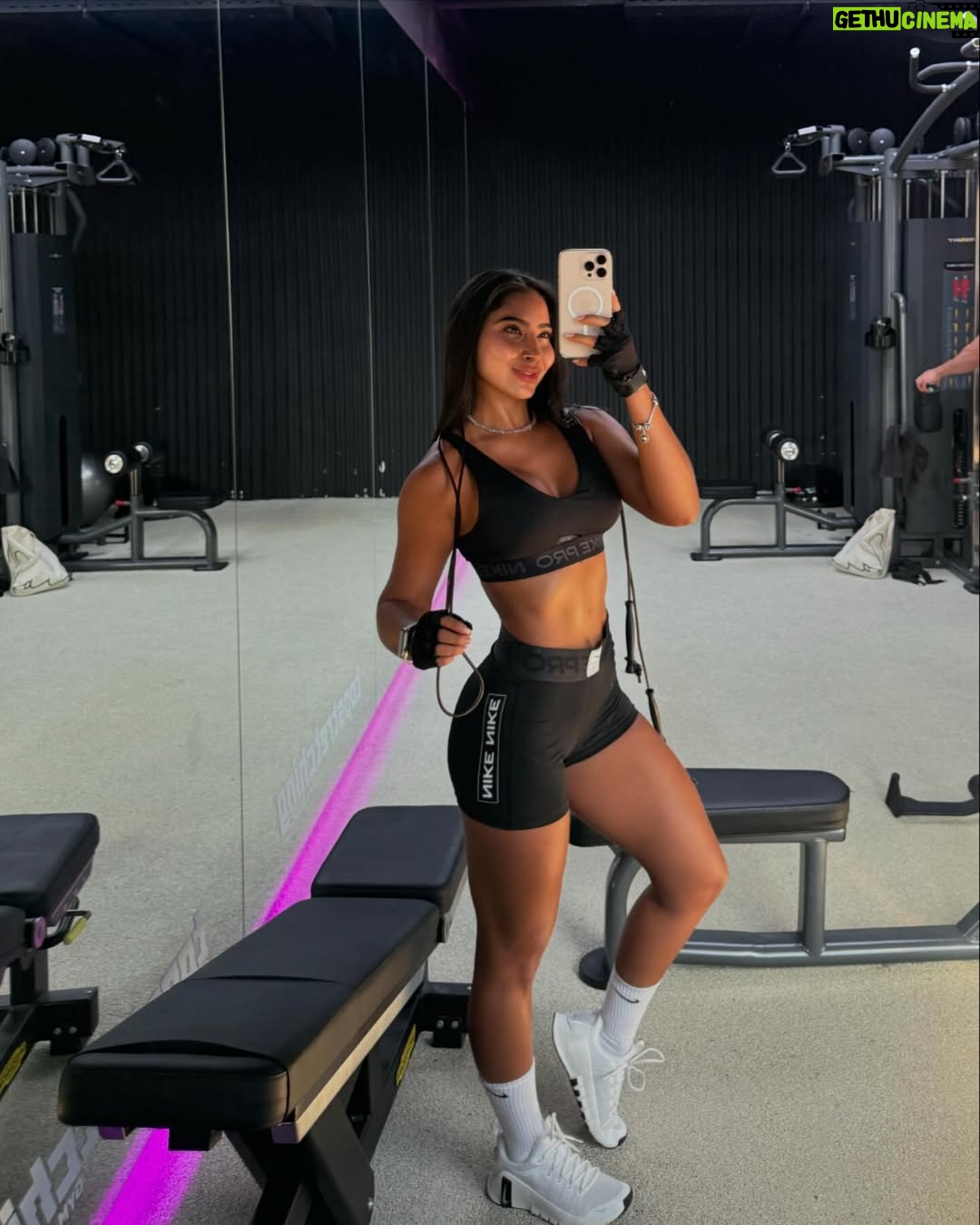 Daniela Antury - 35.8K Likes - Estar fuera de casa de cierta forma me ayuda a salir del confort de mi soledad ( sin mal interprestarlo, amo estar sola) pero una de las razones por la que estamos aquí 🌎 es para compartir ese “reconocimiento” que estamos teniendo en el camino a descubrirnos 🫀🌊✨
•Danielita mood isleñita feliz•
Why ?
-Mar 🌊✔️
-meditación 🧘🏻♀️✔️
-entrenos 🏋🏼♀️✔️
-alimentación 10/10
-sunset mágicos 🤌🏼✨