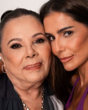 Deborah Secco Instagram - Ser mãe, sem dúvida alguma, é a coisa mais incrível e tbm a mais difícil que já experimentei nessa vida…
Quis muito ser mãe…
E quando me perguntavam o pq?
Pq eu queria que alguém sentisse por mim o que eu sinto pela minha mãe… 
Um amor único esse de mãe e filha…
Intenso, cheio de desafios, mas sem dúvida alguma o sentimento mais potente que carrego no peito ❤️
Que sorte a minha ser mãe dessa filha, e filha dessa mãe…
E ainda por cima no meio da caminhada a minha mãe me deu a Dinda de presente… pra dividir com ela essa missão… 
Que sorte a minha… tanto amor, tanto cuidado e tantas mulheres incríveis ❤️
Feliz dia das mães!!!
Amo vc @silviafsecco 
Amo vc minha Maria Flor
Amo vc Dinda @neidelira_