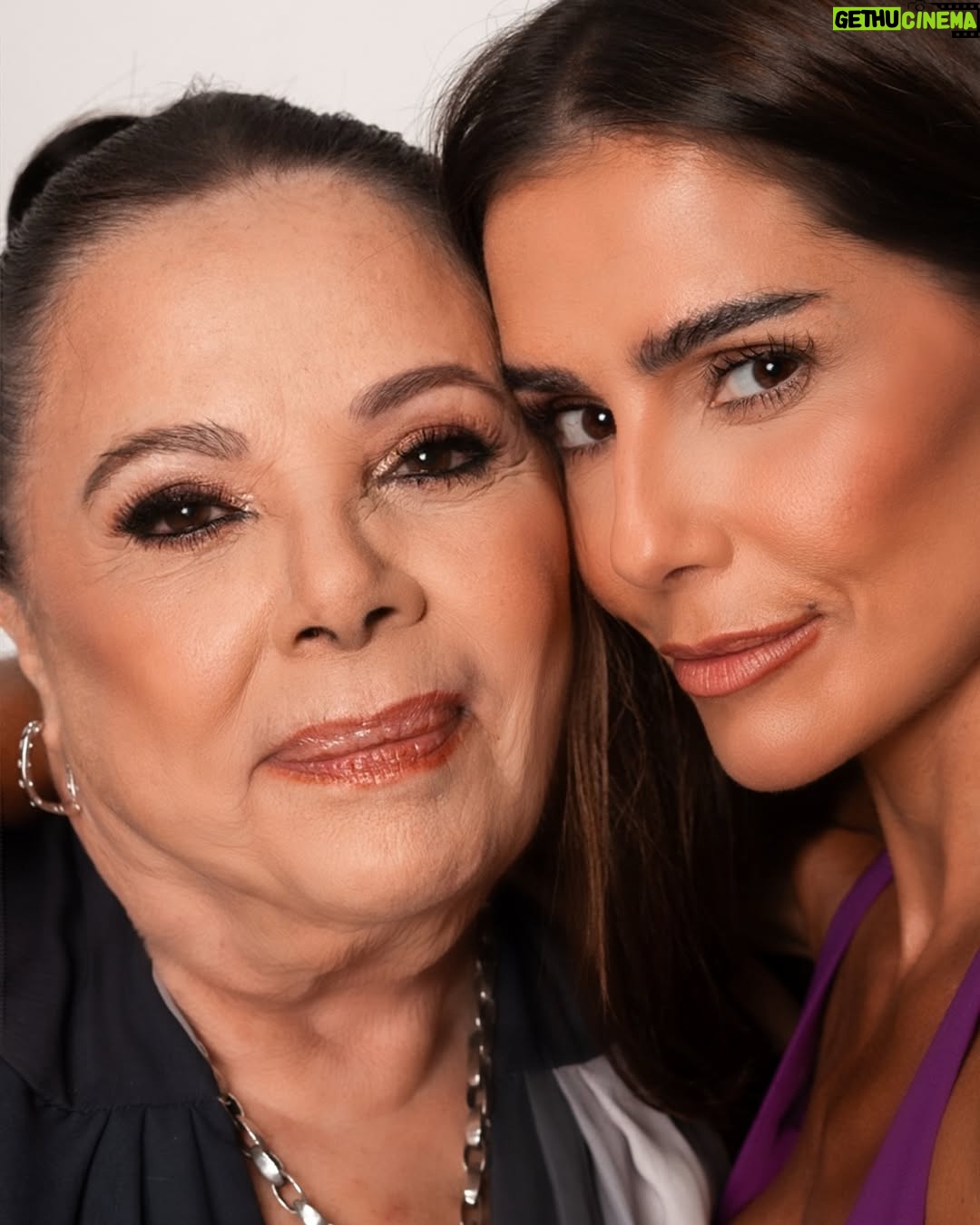 Deborah Secco - 3 Likes - Ser mãe, sem dúvida alguma, é a coisa mais incrível e tbm a mais difícil que já experimentei nessa vida…
Quis muito ser mãe…
E quando me perguntavam o pq?
Pq eu queria que alguém sentisse por mim o que eu sinto pela minha mãe…
Um amor único esse de mãe e filha…
Intenso, cheio de desafios, mas sem dúvida alguma o sentimento mais potente que carrego no peito ❤️
Que sorte a minha ser mãe dessa filha, e filha dessa mãe…
E ainda por cima no meio da caminhada a minha mãe me deu a Dinda de presente… pra dividir com ela essa missão…
Que sorte a minha… tanto amor, tanto cuidado e tantas mulheres incríveis ❤️
Feliz dia das mães!!!
Amo vc @silviafsecco
Amo vc minha Maria Flor
Amo vc Dinda @neidelira_