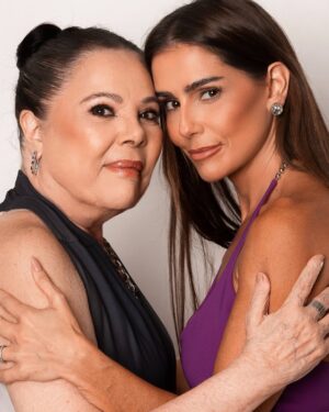 Deborah Secco Instagram - Ser mãe, sem dúvida alguma, é a coisa mais incrível e tbm a mais difícil que já experimentei nessa vida…
Quis muito ser mãe…
E quando me perguntavam o pq?
Pq eu queria que alguém sentisse por mim o que eu sinto pela minha mãe… 
Um amor único esse de mãe e filha…
Intenso, cheio de desafios, mas sem dúvida alguma o sentimento mais potente que carrego no peito ❤️
Que sorte a minha ser mãe dessa filha, e filha dessa mãe…
E ainda por cima no meio da caminhada a minha mãe me deu a Dinda de presente… pra dividir com ela essa missão… 
Que sorte a minha… tanto amor, tanto cuidado e tantas mulheres incríveis ❤️
Feliz dia das mães!!!
Amo vc @silviafsecco 
Amo vc minha Maria Flor
Amo vc Dinda @neidelira_