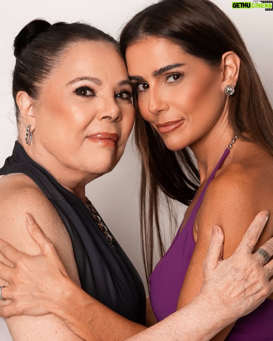 Deborah Secco - 3 Likes - Ser mãe, sem dúvida alguma, é a coisa mais incrível e tbm a mais difícil que já experimentei nessa vida…
Quis muito ser mãe…
E quando me perguntavam o pq?
Pq eu queria que alguém sentisse por mim o que eu sinto pela minha mãe…
Um amor único esse de mãe e filha…
Intenso, cheio de desafios, mas sem dúvida alguma o sentimento mais potente que carrego no peito ❤️
Que sorte a minha ser mãe dessa filha, e filha dessa mãe…
E ainda por cima no meio da caminhada a minha mãe me deu a Dinda de presente… pra dividir com ela essa missão…
Que sorte a minha… tanto amor, tanto cuidado e tantas mulheres incríveis ❤️
Feliz dia das mães!!!
Amo vc @silviafsecco
Amo vc minha Maria Flor
Amo vc Dinda @neidelira_