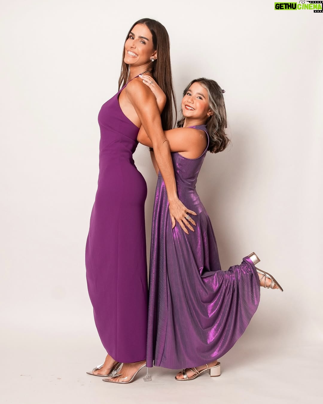 Deborah Secco - 3 Likes - Ser mãe, sem dúvida alguma, é a coisa mais incrível e tbm a mais difícil que já experimentei nessa vida…
Quis muito ser mãe…
E quando me perguntavam o pq?
Pq eu queria que alguém sentisse por mim o que eu sinto pela minha mãe…
Um amor único esse de mãe e filha…
Intenso, cheio de desafios, mas sem dúvida alguma o sentimento mais potente que carrego no peito ❤️
Que sorte a minha ser mãe dessa filha, e filha dessa mãe…
E ainda por cima no meio da caminhada a minha mãe me deu a Dinda de presente… pra dividir com ela essa missão…
Que sorte a minha… tanto amor, tanto cuidado e tantas mulheres incríveis ❤️
Feliz dia das mães!!!
Amo vc @silviafsecco
Amo vc minha Maria Flor
Amo vc Dinda @neidelira_