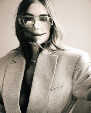 Deborah Secco Instagram - Por aí… ✨

Look @rabanne @newbottega @swarovski 
Styling @luizplinio 
Beauty @charlesgran
Photo @raulbittencourtt