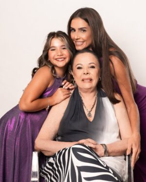 Deborah Secco Instagram - Ser mãe, sem dúvida alguma, é a coisa mais incrível e tbm a mais difícil que já experimentei nessa vida…
Quis muito ser mãe…
E quando me perguntavam o pq?
Pq eu queria que alguém sentisse por mim o que eu sinto pela minha mãe… 
Um amor único esse de mãe e filha…
Intenso, cheio de desafios, mas sem dúvida alguma o sentimento mais potente que carrego no peito ❤️
Que sorte a minha ser mãe dessa filha, e filha dessa mãe…
E ainda por cima no meio da caminhada a minha mãe me deu a Dinda de presente… pra dividir com ela essa missão… 
Que sorte a minha… tanto amor, tanto cuidado e tantas mulheres incríveis ❤️
Feliz dia das mães!!!
Amo vc @silviafsecco 
Amo vc minha Maria Flor
Amo vc Dinda @neidelira_