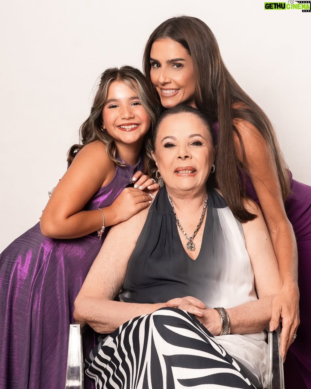 Deborah Secco - 3 Likes - Ser mãe, sem dúvida alguma, é a coisa mais incrível e tbm a mais difícil que já experimentei nessa vida…
Quis muito ser mãe…
E quando me perguntavam o pq?
Pq eu queria que alguém sentisse por mim o que eu sinto pela minha mãe…
Um amor único esse de mãe e filha…
Intenso, cheio de desafios, mas sem dúvida alguma o sentimento mais potente que carrego no peito ❤️
Que sorte a minha ser mãe dessa filha, e filha dessa mãe…
E ainda por cima no meio da caminhada a minha mãe me deu a Dinda de presente… pra dividir com ela essa missão…
Que sorte a minha… tanto amor, tanto cuidado e tantas mulheres incríveis ❤️
Feliz dia das mães!!!
Amo vc @silviafsecco
Amo vc minha Maria Flor
Amo vc Dinda @neidelira_