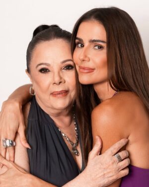 Deborah Secco Instagram - Ser mãe, sem dúvida alguma, é a coisa mais incrível e tbm a mais difícil que já experimentei nessa vida…
Quis muito ser mãe…
E quando me perguntavam o pq?
Pq eu queria que alguém sentisse por mim o que eu sinto pela minha mãe… 
Um amor único esse de mãe e filha…
Intenso, cheio de desafios, mas sem dúvida alguma o sentimento mais potente que carrego no peito ❤️
Que sorte a minha ser mãe dessa filha, e filha dessa mãe…
E ainda por cima no meio da caminhada a minha mãe me deu a Dinda de presente… pra dividir com ela essa missão… 
Que sorte a minha… tanto amor, tanto cuidado e tantas mulheres incríveis ❤️
Feliz dia das mães!!!
Amo vc @silviafsecco 
Amo vc minha Maria Flor
Amo vc Dinda @neidelira_