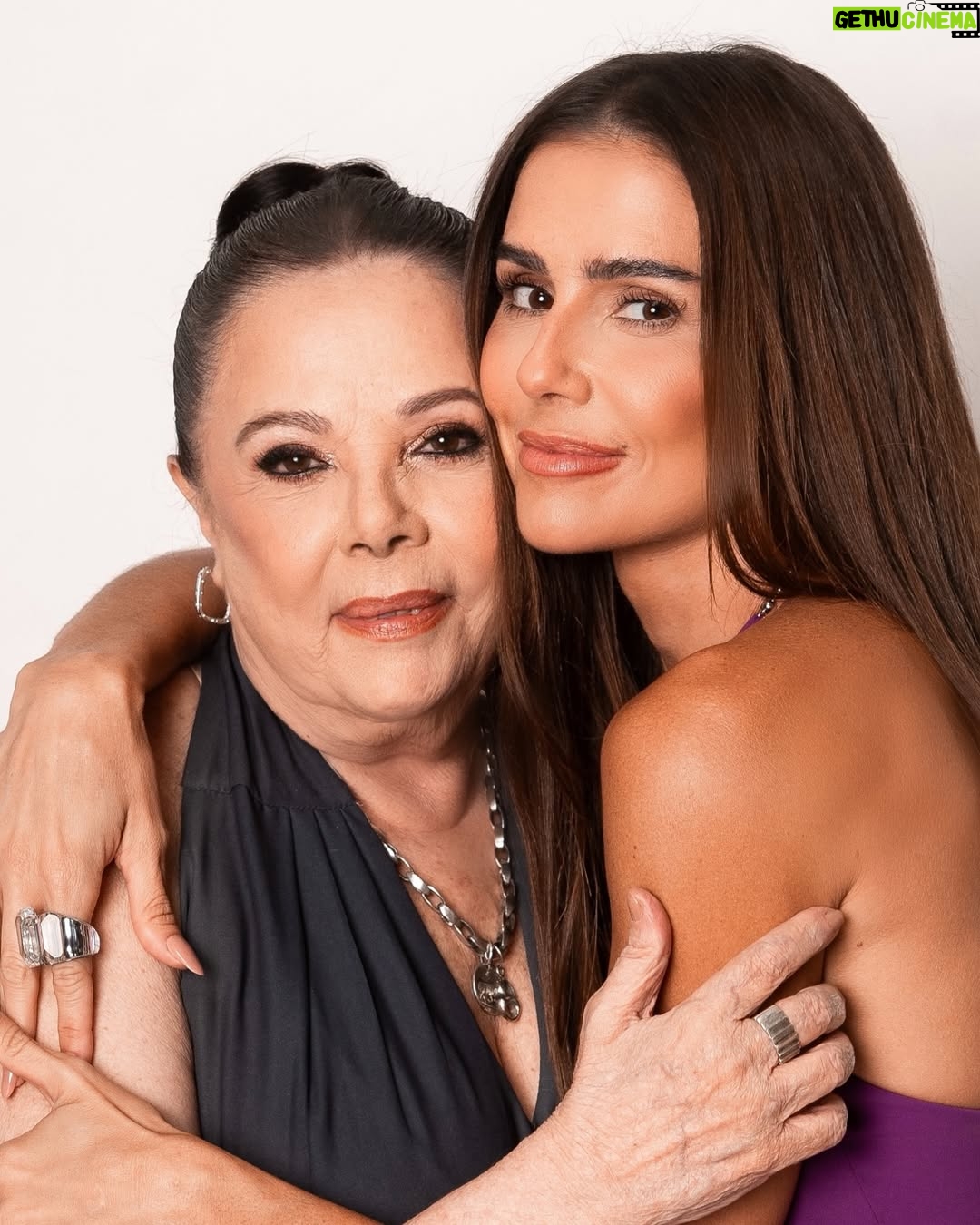 Deborah Secco - 3 Likes - Ser mãe, sem dúvida alguma, é a coisa mais incrível e tbm a mais difícil que já experimentei nessa vida…
Quis muito ser mãe…
E quando me perguntavam o pq?
Pq eu queria que alguém sentisse por mim o que eu sinto pela minha mãe…
Um amor único esse de mãe e filha…
Intenso, cheio de desafios, mas sem dúvida alguma o sentimento mais potente que carrego no peito ❤️
Que sorte a minha ser mãe dessa filha, e filha dessa mãe…
E ainda por cima no meio da caminhada a minha mãe me deu a Dinda de presente… pra dividir com ela essa missão…
Que sorte a minha… tanto amor, tanto cuidado e tantas mulheres incríveis ❤️
Feliz dia das mães!!!
Amo vc @silviafsecco
Amo vc minha Maria Flor
Amo vc Dinda @neidelira_