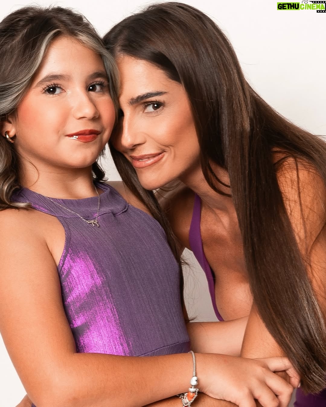 Deborah Secco - 3 Likes - Ser mãe, sem dúvida alguma, é a coisa mais incrível e tbm a mais difícil que já experimentei nessa vida…
Quis muito ser mãe…
E quando me perguntavam o pq?
Pq eu queria que alguém sentisse por mim o que eu sinto pela minha mãe…
Um amor único esse de mãe e filha…
Intenso, cheio de desafios, mas sem dúvida alguma o sentimento mais potente que carrego no peito ❤️
Que sorte a minha ser mãe dessa filha, e filha dessa mãe…
E ainda por cima no meio da caminhada a minha mãe me deu a Dinda de presente… pra dividir com ela essa missão…
Que sorte a minha… tanto amor, tanto cuidado e tantas mulheres incríveis ❤️
Feliz dia das mães!!!
Amo vc @silviafsecco
Amo vc minha Maria Flor
Amo vc Dinda @neidelira_
