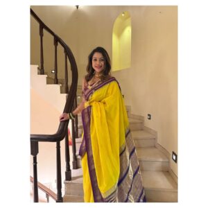Deepali Pansare Instagram - झापूक झुपूक...
तसा माझा चौथा चित्रपट ते पण तब्बल १२ ते १५ वर्षांनंतर. हा चित्रपट अनेक कारणासाठी खास आहे. सगळ्यात महत्त्वाचं कारण म्हणजे या चित्रपटाच्या निमित्ताने केदार शिंदे यांच्या बरोबर काम करण्याची इच्छा पूर्ण झाली. खूप आधीपासून केदार सरांबरोबर काम करण्याची इच्छा मनात होती. पण घडून येत नव्हतं. पण अचानक एक मराठी मालिका आणि एक हिंदी मालिका एका वेळी करत असताना या चित्रपटासाठी मला फोन आला. आणि सगळं सहज जमून आलं. सेटवर जाताना दरवेळी असते तशीच धाकधुक होती. पण सरांनी दिलेल्या आत्मविश्वासामुळे सगळं शक्य झालं. 
हा चित्रपट अजून खास आहे कारण माझा मुलगा रुआन झाल्यापासून मी फक्त मालिका करते आहे. त्यामुळे आता मला चित्रपटात पाहताना तो खूप खुश होतो आहे. झापूक झुपूकच्या रिलीजसाठी तो जास्त excited आहे. 

अजून एक कारण म्हणजे माझे costar मिलिंद गवळी. पुन्हा एकदा स्क्रीन शेअर करतो आहे. आई कुठे काय करते या मालिकेत आमच्या एकत्र कामाचा प्रवास मधेच थांबला होता. त्याला कारणही तसं होतं. पण आम्ही पुन्हा एकदा एकत्र काम केलंय. 

आपल्याला कधी चांगल्या चित्रपटात संधी मिळेल का? असा विचार नेहमी यायचा. पण झापूक झुपूक केल्यानंतर यामध्ये बदल झाला आहे. मला ही चांगले चित्रपट मिळणार ही positivity आली आहे.
बोलायला खूप आहे पण सध्या एवढंच. 

तर, वृंदा पंजाबराव मोहिते येतीये तुम्हाला भेटायला उद्या पासून म्हणजेच २५ एप्रिल पासून तुमच्या जवळच्या चित्रपटगृहात.

नवा प्रयत्न आहे. गोड मानून घ्या. प्रतिक्रिया नक्की कळवा.

Directed by @kedarshindems

Produced by
#JyotiDeshpande,
@jiostudiosmarathi @officialjiostudios @belashinde 

प्रमुख भूमिका: @official_suraj_chavan1151

@juiibhagwat
@indraneil.kamat
@hemant_pharande
@pushkarajchirputkar
@milindgawali
@deepalipansareofficial
@i_mpayal
@swarangipatil28
@i_am_sesha
@vihaanshedge
@bankarpraful
@krupa_gaikwad123
@kanhatiwari.me

 #zapukzupuk #JioStudiosMarathi #OfficialJioStudios  #JyotiDeshpande #KedaarShindeProductions  #marathifilm #25apr2025 
#jiostudios #झापूकझुपूक #releasingon25april #surajchavan #kedarshindeproduction
#jiostudiosmarathi