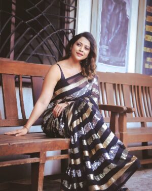 Deepali Pansare Instagram - Sparkle & Shine 🖤
Zhapuk Zhupuk Premier Look ☺️

आमचा झापूक झुपूक तुम्ही पाहिलात का ? 
अजूनही नसेल पाहिला तर उद्या म्हणजे मंगळवारी २९ एप्रिलला आहे भारी ऑफर. 
चित्रपट पहा फक्त ९९ रुपयात. 

आहे ना कमाल ?
लगेच तिकीट बुक करा.

MUA @dharmesh.waghela88 
Hair stylist @pasare.kalpana 
📸 @miss_canon_21
