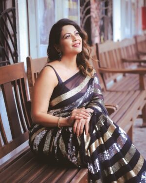 Deepali Pansare Instagram - Sparkle & Shine 🖤
Zhapuk Zhupuk Premier Look ☺️

आमचा झापूक झुपूक तुम्ही पाहिलात का ? 
अजूनही नसेल पाहिला तर उद्या म्हणजे मंगळवारी २९ एप्रिलला आहे भारी ऑफर. 
चित्रपट पहा फक्त ९९ रुपयात. 

आहे ना कमाल ?
लगेच तिकीट बुक करा.

MUA @dharmesh.waghela88 
Hair stylist @pasare.kalpana 
📸 @miss_canon_21