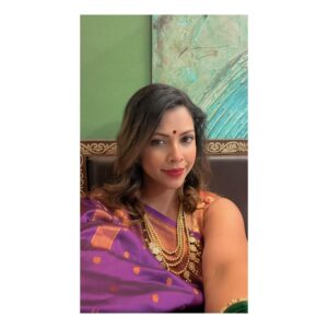 Deepali Pansare Instagram - झापूक झुपूक...
तसा माझा चौथा चित्रपट ते पण तब्बल १२ ते १५ वर्षांनंतर. हा चित्रपट अनेक कारणासाठी खास आहे. सगळ्यात महत्त्वाचं कारण म्हणजे या चित्रपटाच्या निमित्ताने केदार शिंदे यांच्या बरोबर काम करण्याची इच्छा पूर्ण झाली. खूप आधीपासून केदार सरांबरोबर काम करण्याची इच्छा मनात होती. पण घडून येत नव्हतं. पण अचानक एक मराठी मालिका आणि एक हिंदी मालिका एका वेळी करत असताना या चित्रपटासाठी मला फोन आला. आणि सगळं सहज जमून आलं. सेटवर जाताना दरवेळी असते तशीच धाकधुक होती. पण सरांनी दिलेल्या आत्मविश्वासामुळे सगळं शक्य झालं. 
हा चित्रपट अजून खास आहे कारण माझा मुलगा रुआन झाल्यापासून मी फक्त मालिका करते आहे. त्यामुळे आता मला चित्रपटात पाहताना तो खूप खुश होतो आहे. झापूक झुपूकच्या रिलीजसाठी तो जास्त excited आहे. 

अजून एक कारण म्हणजे माझे costar मिलिंद गवळी. पुन्हा एकदा स्क्रीन शेअर करतो आहे. आई कुठे काय करते या मालिकेत आमच्या एकत्र कामाचा प्रवास मधेच थांबला होता. त्याला कारणही तसं होतं. पण आम्ही पुन्हा एकदा एकत्र काम केलंय. 

आपल्याला कधी चांगल्या चित्रपटात संधी मिळेल का? असा विचार नेहमी यायचा. पण झापूक झुपूक केल्यानंतर यामध्ये बदल झाला आहे. मला ही चांगले चित्रपट मिळणार ही positivity आली आहे.
बोलायला खूप आहे पण सध्या एवढंच. 

तर, वृंदा पंजाबराव मोहिते येतीये तुम्हाला भेटायला उद्या पासून म्हणजेच २५ एप्रिल पासून तुमच्या जवळच्या चित्रपटगृहात.

नवा प्रयत्न आहे. गोड मानून घ्या. प्रतिक्रिया नक्की कळवा.

Directed by @kedarshindems

Produced by
#JyotiDeshpande,
@jiostudiosmarathi @officialjiostudios @belashinde 

प्रमुख भूमिका: @official_suraj_chavan1151

@juiibhagwat
@indraneil.kamat
@hemant_pharande
@pushkarajchirputkar
@milindgawali
@deepalipansareofficial
@i_mpayal
@swarangipatil28
@i_am_sesha
@vihaanshedge
@bankarpraful
@krupa_gaikwad123
@kanhatiwari.me

 #zapukzupuk #JioStudiosMarathi #OfficialJioStudios  #JyotiDeshpande #KedaarShindeProductions  #marathifilm #25apr2025 
#jiostudios #झापूकझुपूक #releasingon25april #surajchavan #kedarshindeproduction
#jiostudiosmarathi