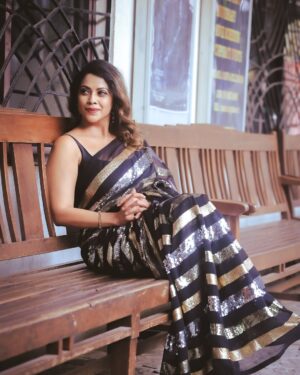 Deepali Pansare Instagram - Sparkle & Shine 🖤
Zhapuk Zhupuk Premier Look ☺️

आमचा झापूक झुपूक तुम्ही पाहिलात का ? 
अजूनही नसेल पाहिला तर उद्या म्हणजे मंगळवारी २९ एप्रिलला आहे भारी ऑफर. 
चित्रपट पहा फक्त ९९ रुपयात. 

आहे ना कमाल ?
लगेच तिकीट बुक करा.

MUA @dharmesh.waghela88 
Hair stylist @pasare.kalpana 
📸 @miss_canon_21