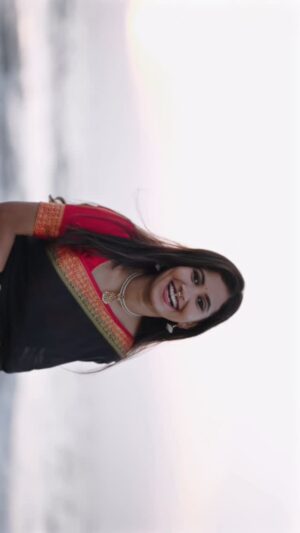 Deepika Gowda Instagram - Ayyoyyoo 🖤❤️
Vc- @dheeraj_comedy_kiladi_ 🥰
Saree- @saaya_studio.in 
#saree #kannada 
#beach 
#trendingreels