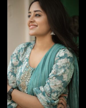 Deepshikha U Instagram - Grace in every glance ✨

@portraitsbylokesh 📸

#EthnicElegance #TraditionalVibes #DesiGlow #IndianBeauty #StyleIcon #FloralAesthetic #GoldenHourGlow #TimelessPortrait #SereneBeauty #AestheticVibes #NaturalElegance #InstaGood #OOTD #FashionDiaries #SlayQueen #GlowUp #Vibes
