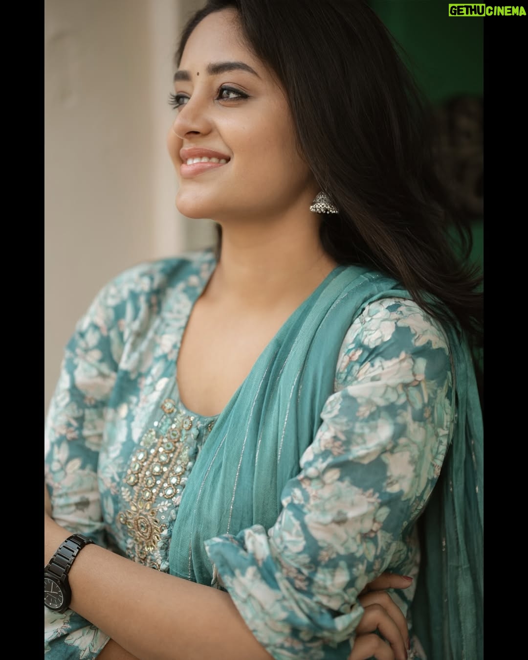 Deepshikha U - 6K Likes - Grace in every glance ✨

@portraitsbylokesh 📸

#EthnicElegance #TraditionalVibes #DesiGlow #IndianBeauty #StyleIcon #FloralAesthetic #GoldenHourGlow #TimelessPortrait #SereneBeauty #AestheticVibes #NaturalElegance #InstaGood #OOTD #FashionDiaries #SlayQueen #GlowUp #Vibes