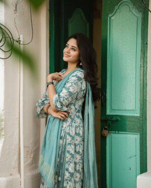 Deepshikha U Instagram - Grace in every glance ✨

@portraitsbylokesh 📸

#EthnicElegance #TraditionalVibes #DesiGlow #IndianBeauty #StyleIcon #FloralAesthetic #GoldenHourGlow #TimelessPortrait #SereneBeauty #AestheticVibes #NaturalElegance #InstaGood #OOTD #FashionDiaries #SlayQueen #GlowUp #Vibes