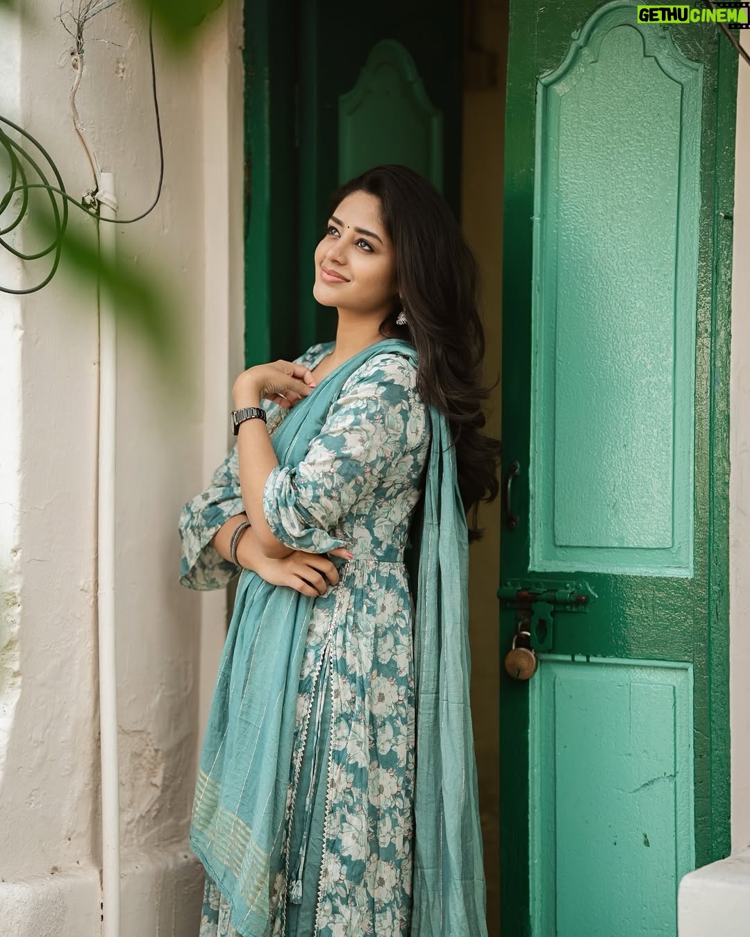 Deepshikha U - 6K Likes - Grace in every glance ✨

@portraitsbylokesh 📸

#EthnicElegance #TraditionalVibes #DesiGlow #IndianBeauty #StyleIcon #FloralAesthetic #GoldenHourGlow #TimelessPortrait #SereneBeauty #AestheticVibes #NaturalElegance #InstaGood #OOTD #FashionDiaries #SlayQueen #GlowUp #Vibes