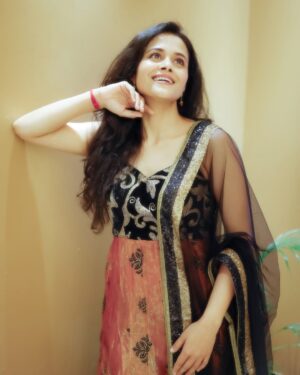 Deepti Devi Instagram - While you watch my film @pavtollogy …
Here I am living in the true moment of photography.
#primere #filmpremier #deeptidevi #gratitude #indianwear #simplemakeuplook 
@v3photovision 
@sagarvanjarifilmaker @namjoshiprasad