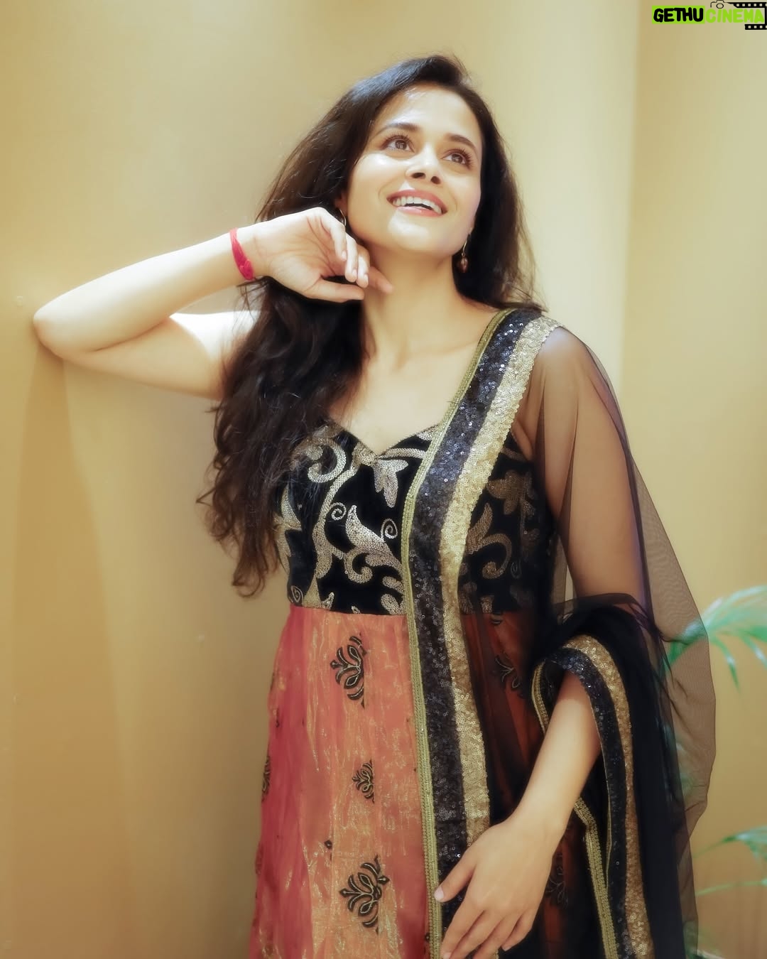 Deepti Devi - 1.4K Likes - While you watch my film @pavtollogy …
Here I am living in the true moment of photography.
#primere #filmpremier #deeptidevi #gratitude #indianwear #simplemakeuplook
@v3photovision
@sagarvanjarifilmaker @namjoshiprasad
