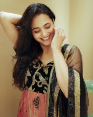 Deepti Devi Instagram - While you watch my film @pavtollogy …
Here I am living in the true moment of photography.
#primere #filmpremier #deeptidevi #gratitude #indianwear #simplemakeuplook 
@v3photovision 
@sagarvanjarifilmaker @namjoshiprasad
