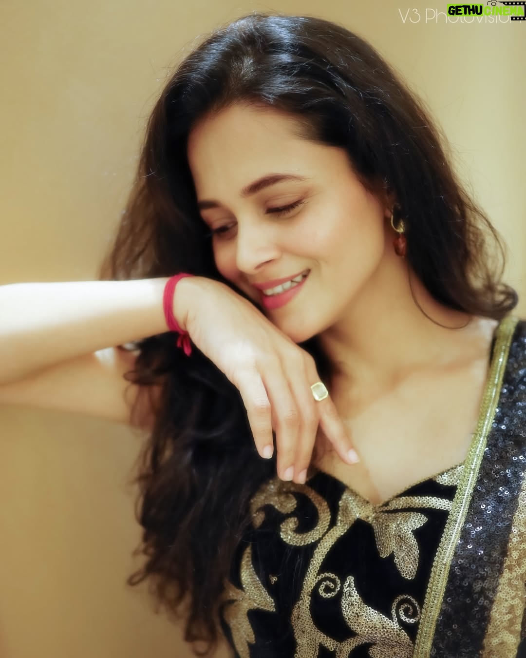 Deepti Devi - 1.4K Likes - While you watch my film @pavtollogy …
Here I am living in the true moment of photography.
#primere #filmpremier #deeptidevi #gratitude #indianwear #simplemakeuplook
@v3photovision
@sagarvanjarifilmaker @namjoshiprasad