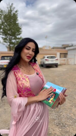 Delnya Mohammadi Instagram - دووەم كتێبم كە بۆ پەروەردەی منداڵانە پێشكەشم كرد بە قوتابخانەی ماوەران لە یەكێك لە گوندە جوانەكانی كوردستانم❤️
هەمیشە ئامانجم خزمەتكردنە بەتایبەتی لەسەر پەروەردەی منداڵان🦋
@brwaphotography 🙏🏼