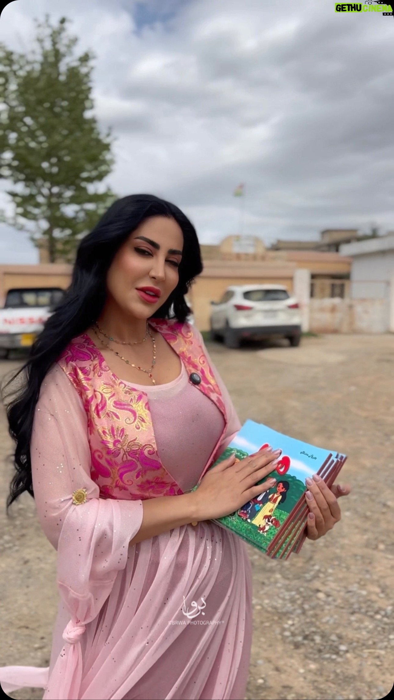 Delnya Mohammadi - 9.7K Likes - دووەم كتێبم كە بۆ پەروەردەی منداڵانە پێشكەشم كرد بە قوتابخانەی ماوەران لە یەكێك لە گوندە جوانەكانی كوردستانم❤️
هەمیشە ئامانجم خزمەتكردنە بەتایبەتی لەسەر پەروەردەی منداڵان🦋
@brwaphotography 🙏🏼