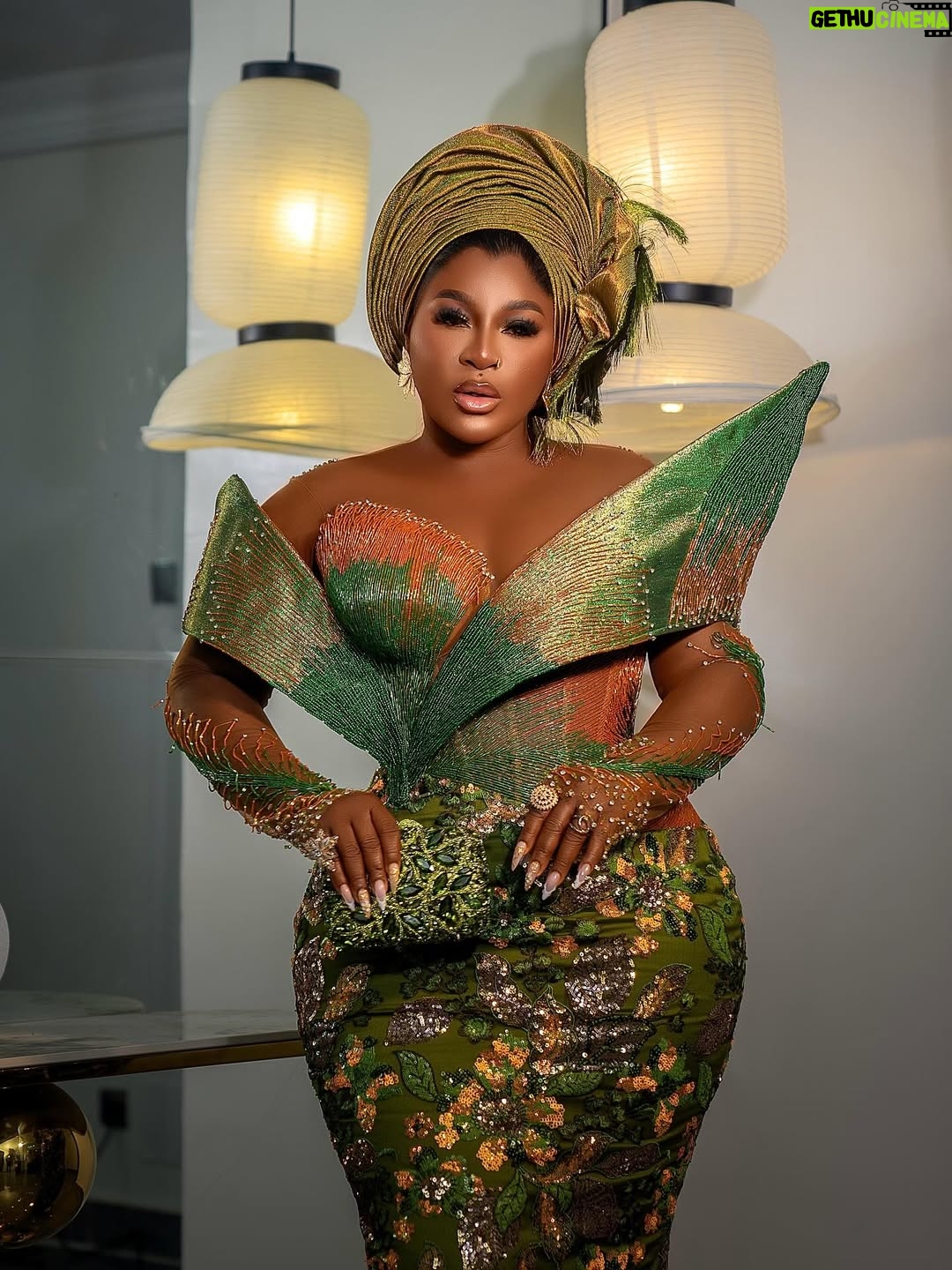 Destiny Etiko - 115.4K Likes - Still on JP2025 ❤️✨
#jp2025🍾🎊💃
Outfit @jafclothings
Makeup 💄 @maryjayblaq
👛 👠 @cidclotyngstore
Hair by @brownshuugaaextravaganza
Gele @chizzys___gele
Videographer @vfilms_studio
Hand fan @onyix_craft
Nails 💅 @naturalsbysandrasplace