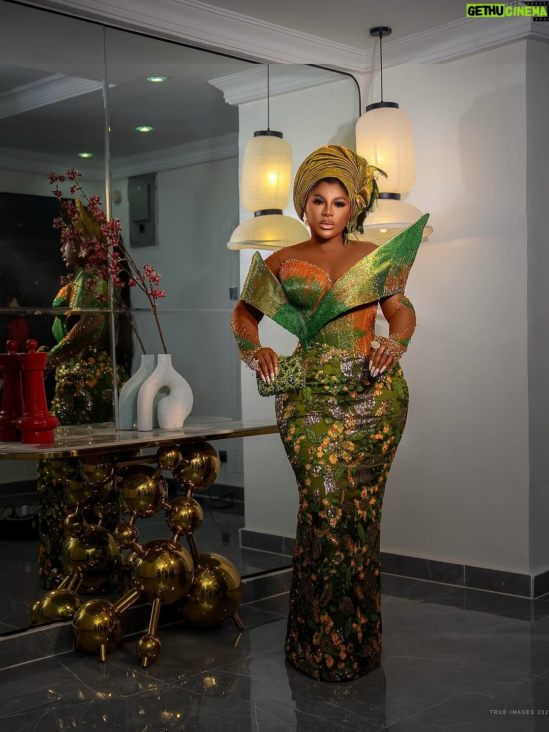 Destiny Etiko - 115.4K Likes - Still on JP2025 ❤️✨
#jp2025🍾🎊💃
Outfit @jafclothings
Makeup 💄 @maryjayblaq
👛 👠 @cidclotyngstore
Hair by @brownshuugaaextravaganza
Gele @chizzys___gele
Videographer @vfilms_studio
Hand fan @onyix_craft
Nails 💅 @naturalsbysandrasplace