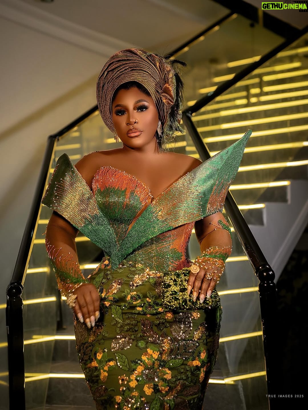 Destiny Etiko - 115.4K Likes - Still on JP2025 ❤️✨
#jp2025🍾🎊💃
Outfit @jafclothings
Makeup 💄 @maryjayblaq
👛 👠 @cidclotyngstore
Hair by @brownshuugaaextravaganza
Gele @chizzys___gele
Videographer @vfilms_studio
Hand fan @onyix_craft
Nails 💅 @naturalsbysandrasplace