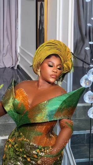 Destiny Etiko Instagram - All out and ready 😁
This union is blessed 😇 ❤️🙏🏻
Congratulations mami @iyaboojofespris ❤️
#JP2025#

Outfit @jafclothings 
Makeup 💄 @maryjayblaq 
👛 👠 @cidclotyngstore 
Hair by @brownshuugaaextravaganza 

Gele @chizzys___gele 
Videographer @vfilms_studio 
Hand fan @onyix_craft 
Nails 💅 @naturalsbysandrasplace