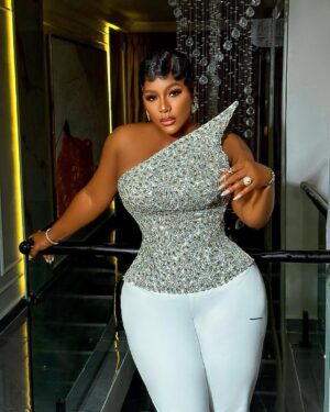 Destiny Etiko Instagram - CHINEMELUM ✨ 🕊️ 

Drop your favorite emoji ❤️💦

Gudevenin fam 🙏❣️

Outfit @jafclothings 
Makeup @maryjayblaq
Hair by @pricelesshairs 
Nails 💅 @naturalsbysandrasplace 
Hair styled by @brownshuugaaextravaganza

Skin by @dorindaskinnaturals