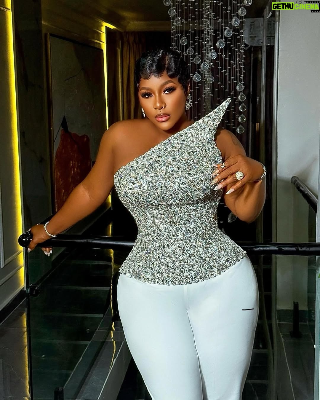 Destiny Etiko - 3 Likes - CHINEMELUM ✨ 🕊️
Drop your favorite emoji ❤️💦
Gudevenin fam 🙏❣️
Outfit @jafclothings
Makeup @maryjayblaq
Hair by @pricelesshairs
Nails 💅 @naturalsbysandrasplace
Hair styled by @brownshuugaaextravaganza
Skin by @dorindaskinnaturals