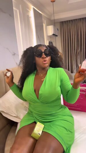 Destiny Etiko Instagram - Sara wetin I do u na
shuuuuuuu🙆‍♀️🤦‍♀️

My addiction is here ❤️💃
MY SUPPLEMENTS 😍
@sarahsplaceempire na him Dey run am 🤸🏽🤸🏽
@officialsarahmartins your products na 001 no cap 🧢 

Outfit @cidclotyngstore
Hair @nvoguehair