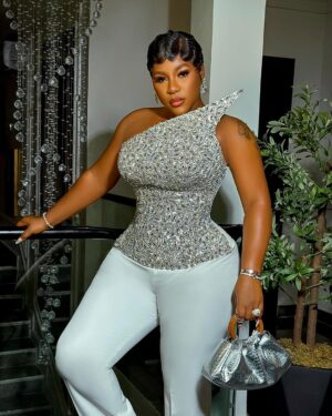 Destiny Etiko Instagram - CHINEMELUM ✨ 🕊️ 

Drop your favorite emoji ❤️💦

Gudevenin fam 🙏❣️

Outfit @jafclothings 
Makeup @maryjayblaq
Hair by @pricelesshairs 
Nails 💅 @naturalsbysandrasplace 
Hair styled by @brownshuugaaextravaganza

Skin by @dorindaskinnaturals