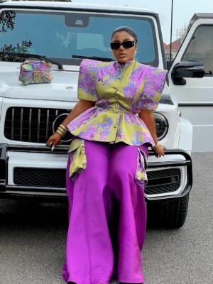 Destiny Etiko Instagram - Fueling the passion 📌

What’s your favorite slide ❤️

Your BILLME CEO 👩‍💼 @billme.co 

Gudmornin fam❤️

Outfit @jafclothings 
Makeup @maryjayblaq 
Hair stylist @brownshuugaaextravaganza 
Nails 💅 @naturalsbysandrasplace