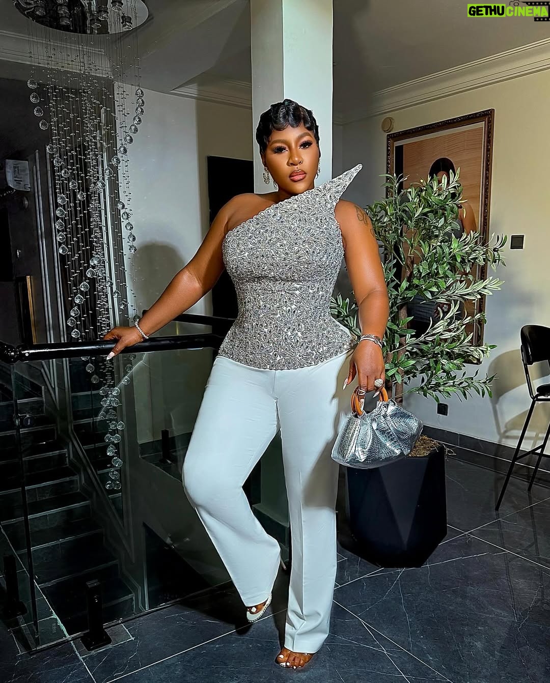 Destiny Etiko - 3 Likes - CHINEMELUM ✨ 🕊️
Drop your favorite emoji ❤️💦
Gudevenin fam 🙏❣️
Outfit @jafclothings
Makeup @maryjayblaq
Hair by @pricelesshairs
Nails 💅 @naturalsbysandrasplace
Hair styled by @brownshuugaaextravaganza
Skin by @dorindaskinnaturals